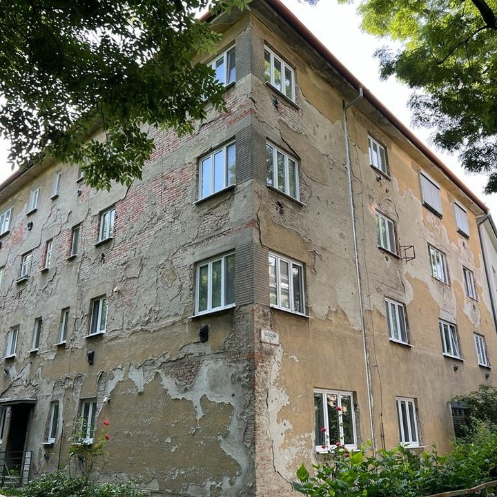 Tím TechnoEmil pri práci na rekonštrukcii bytu